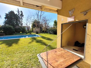 Ayres del Pilar | Venta | Retasada - Interesante casa de 4 dorm con ascensor y dependencia
