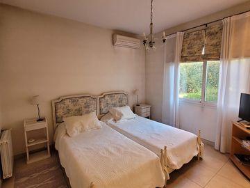 Ayres del Pilar | Venta | Retasada - Interesante casa de 4 dorm con ascensor y dependencia