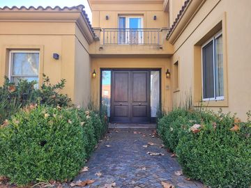 Ayres del Pilar | Venta | Retasada - Interesante casa de 4 dorm con ascensor y dependencia