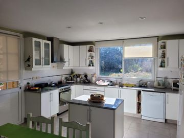 Ayres del Pilar | Venta | Retasada - Interesante casa de 4 dorm con ascensor y dependencia