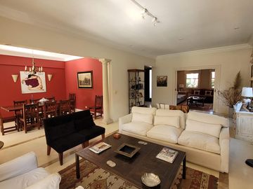 Ayres del Pilar | Venta | Retasada - Interesante casa de 4 dorm con ascensor y dependencia