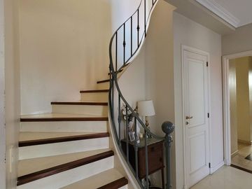 Ayres del Pilar | Venta | Retasada - Interesante casa de 4 dorm con ascensor y dependencia
