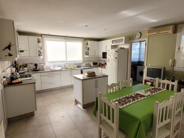 Ayres del Pilar | Venta | Retasada - Interesante casa de 4 dorm con ascensor y dependencia