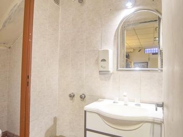 Amplio local en Venta con dos baños en Olivos | Sup. cubierta 50m2