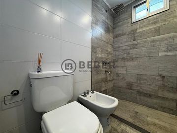 En venta dos ambientes con dependencia de servicio, Plaza Colon