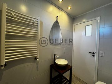 En venta dos ambientes con dependencia de servicio, Plaza Colon