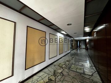 En venta dos ambientes con dependencia de servicio, Plaza Colon