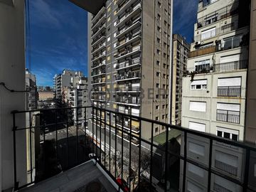 En venta dos ambientes con dependencia de servicio, Plaza Colon
