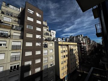 En venta dos ambientes con dependencia de servicio, Plaza Colon