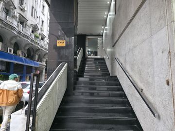 Alquilamos Oficina en zona Tribunales con mas de 150 m2