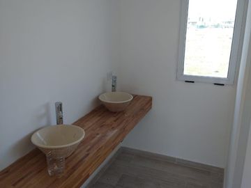 Casa a estrenar en área 8 con vista a la laguna San Sebastián