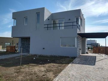 Casa a estrenar en área 8 con vista a la laguna San Sebastián