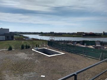Casa a estrenar en área 8 con vista a la laguna San Sebastián
