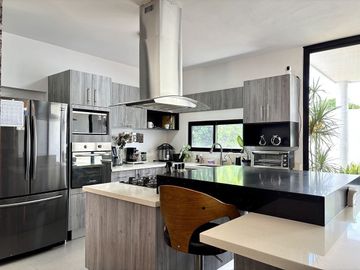 CASA EN VENTA A 1 MIN DE PERIFERICO, EN RESIDENCIAL SAC-UH
