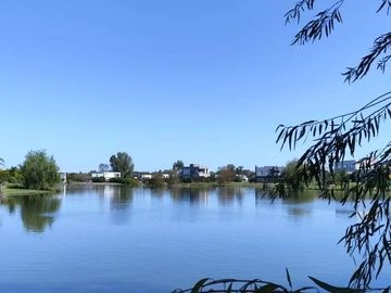 Casa a la laguna, pileta - Barrio Cerrado, Escobar