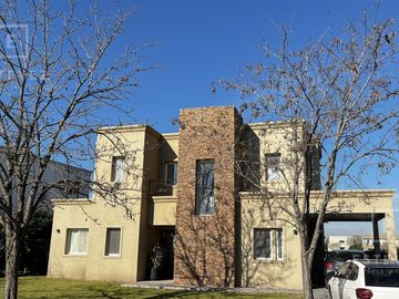 Casa a la laguna, pileta - Barrio Cerrado, Escobar