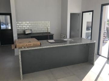 Casa a estrenar a la laguna área 1 - San Sebastián - todo en una planta con piscina