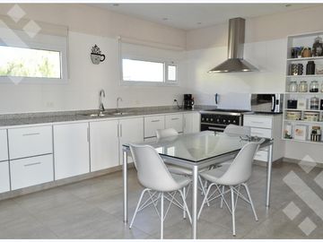 VENTA CASA EN EL MANZANAR CIPOLLETTI DE 3 HABITACIONES
