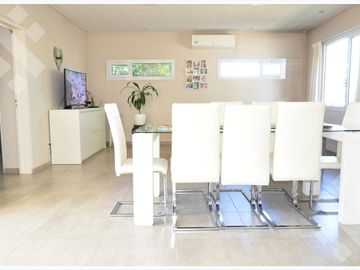VENTA CASA EN EL MANZANAR CIPOLLETTI DE 3 HABITACIONES