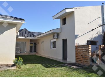VENTA CASA EN EL MANZANAR CIPOLLETTI DE 3 HABITACIONES