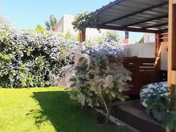 VENTA CASA EN EL MANZANAR CIPOLLETTI DE 3 HABITACIONES