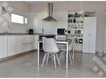VENTA CASA EN EL MANZANAR CIPOLLETTI DE 3 HABITACIONES