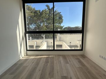 VENTA DUPLEX 2AMB CON JARDIN Y PARRILLA PROPIOS. AMENITIES. APTO CREDITO