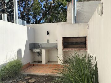 VENTA DUPLEX 2AMB CON JARDIN Y PARRILLA PROPIOS. AMENITIES. APTO CREDITO