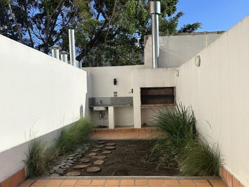 VENTA DUPLEX 2AMB CON JARDIN Y PARRILLA PROPIOS. AMENITIES. APTO CREDITO