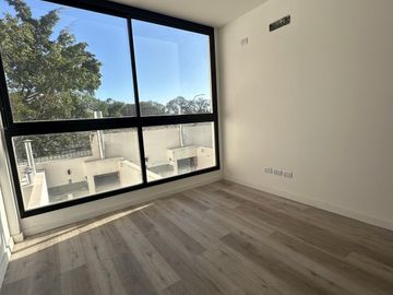 VENTA DUPLEX 2AMB CON JARDIN Y PARRILLA PROPIOS. AMENITIES. APTO CREDITO