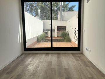 VENTA DUPLEX 2AMB CON JARDIN Y PARRILLA PROPIOS. AMENITIES. APTO CREDITO