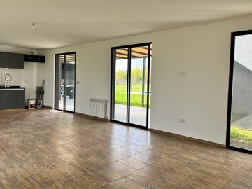 Casa a estrenar área 1 San Sebastián - todo en 1 planta - piscina