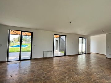 Casa a estrenar área 1 San Sebastián - todo en 1 planta - piscina