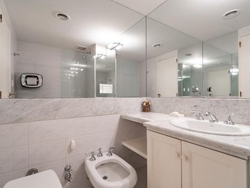 Departamento en venta en Palermo Chico 4 amb., cochera fija. Edificio Torre piso Alto.