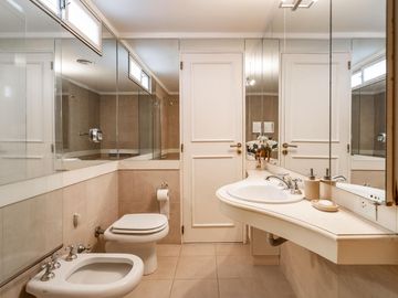 Departamento en venta en Palermo Chico 4 amb., cochera fija. Edificio Torre piso Alto.