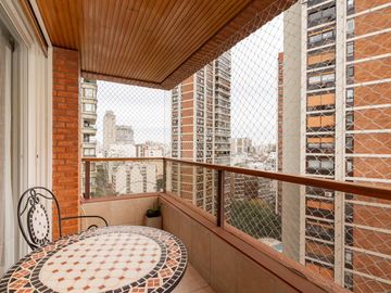 Departamento en venta en Palermo Chico 4 amb., cochera fija. Edificio Torre piso Alto.