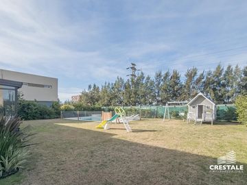 Venta / Permuta - Casa 3 dormitorios amueblada - Piscina - Palos Verdes Country Club, Fisherton.