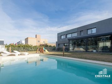 Venta / Permuta - Casa 3 dormitorios amueblada - Piscina - Palos Verdes Country Club, Fisherton.