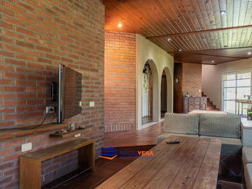 Casa a la venta en country Banco Provincia