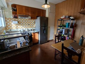 Depto en dúplex con cochera doble a 3 cuadras de av. Maipú