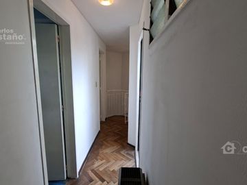 Depto en dúplex con cochera doble a 3 cuadras de av. Maipú