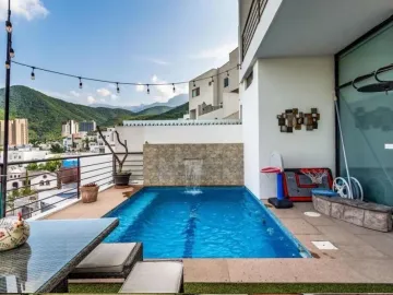 LOMAS DE MONTECRISTO. ESPECACULAR RESIDENCIA CON 3 NIVELES Y UNA PRECIOSA ALBERCA. OPORTUNIDAD ÚNICA