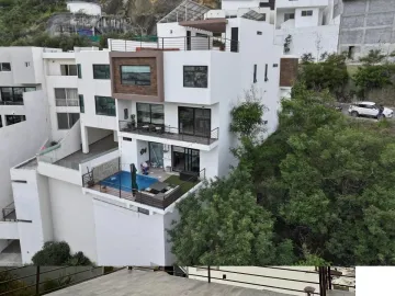 LOMAS DE MONTECRISTO. ESPECACULAR RESIDENCIA CON 3 NIVELES Y UNA PRECIOSA ALBERCA. OPORTUNIDAD ÚNICA