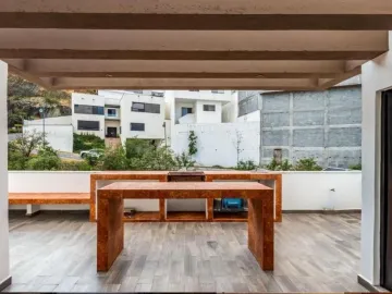LOMAS DE MONTECRISTO. ESPECACULAR RESIDENCIA CON 3 NIVELES Y UNA PRECIOSA ALBERCA. OPORTUNIDAD ÚNICA