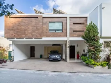 LOMAS DE MONTECRISTO. ESPECACULAR RESIDENCIA CON 3 NIVELES Y UNA PRECIOSA ALBERCA. OPORTUNIDAD ÚNICA