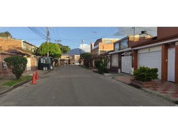 VENDO CASA EN LA ESMERALDA- MI