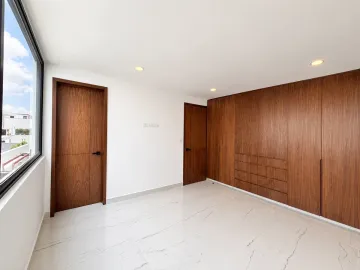 CASA EN VENTA FRENTE A ÁREA VERDE EN BARRIO CASCATTA, LOMAS DE ANGELÓPOLIS III
