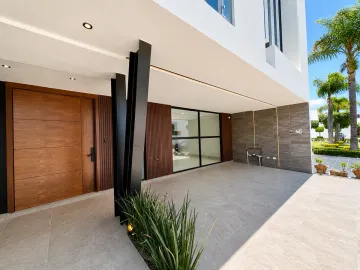 CASA EN VENTA FRENTE A ÁREA VERDE EN BARRIO CASCATTA, LOMAS DE ANGELÓPOLIS III
