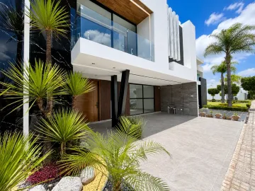 CASA EN VENTA FRENTE A ÁREA VERDE EN BARRIO CASCATTA, LOMAS DE ANGELÓPOLIS III