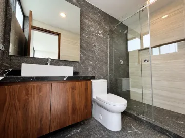 CASA EN VENTA FRENTE A ÁREA VERDE EN BARRIO CASCATTA, LOMAS DE ANGELÓPOLIS III